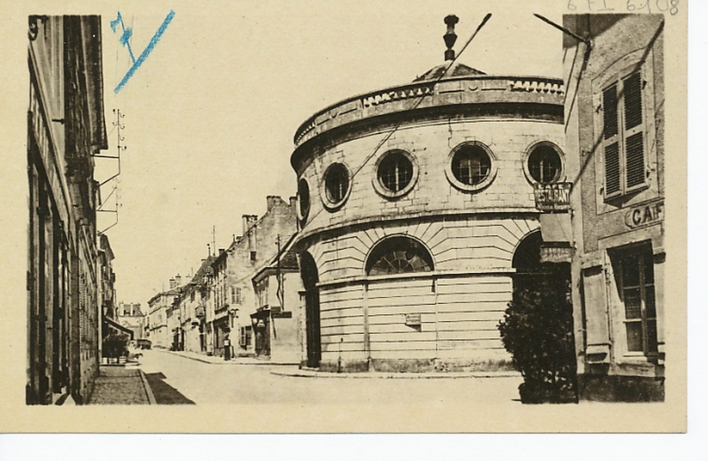 Givry. Rue de la République et la halle.