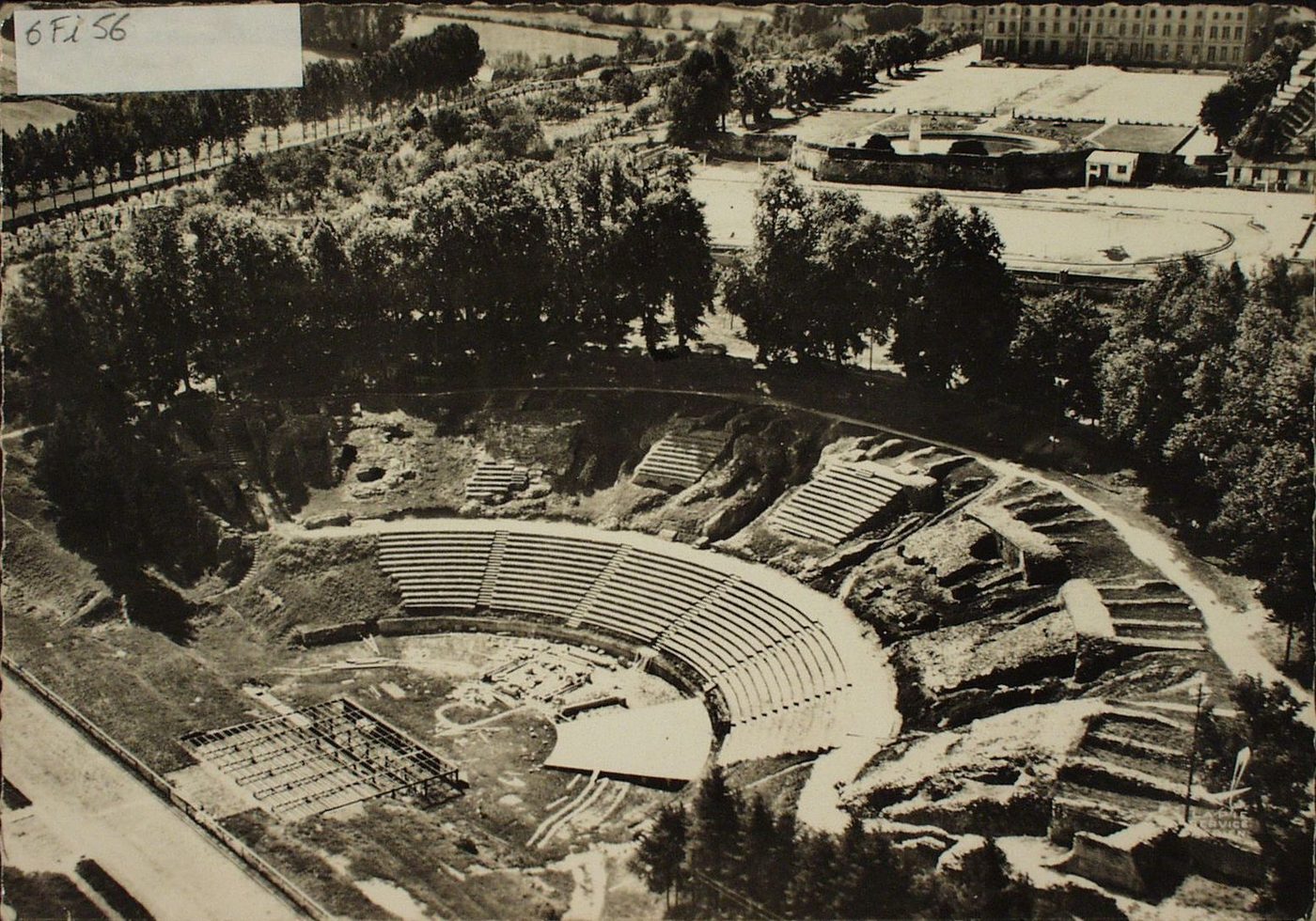 Autun. Le théâtre romain. Avion au dessus de ....