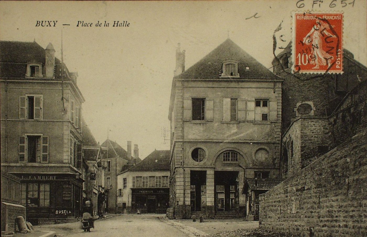 Buxy. Place de la halle.