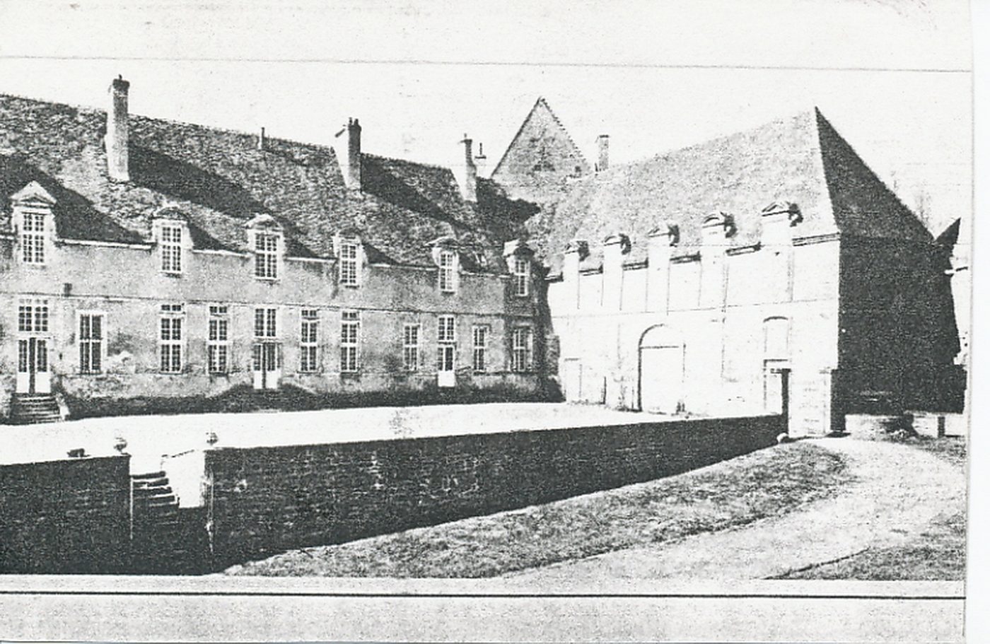 Brandon. Ancienne place-forte des ducs de Bourgogne. Château de la famille de Montessus.