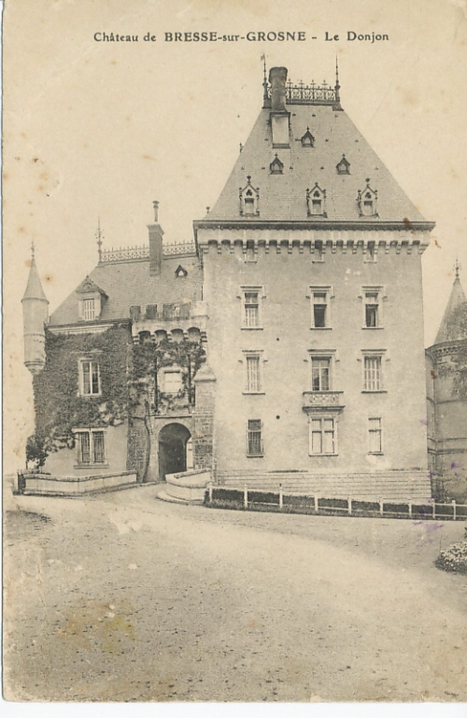 Château de Bresse-sur-Grosne. Le donjon.
