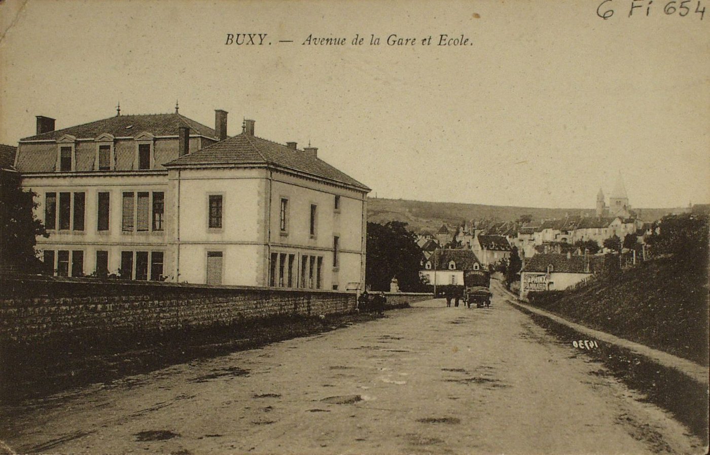 Buxy. Avenue de la Gare et école.