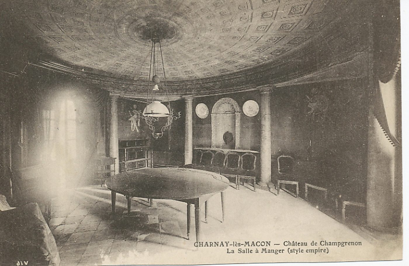 Charnay-lès-Mâcon. Château de Champgrenon. La salle à manger (style empire).