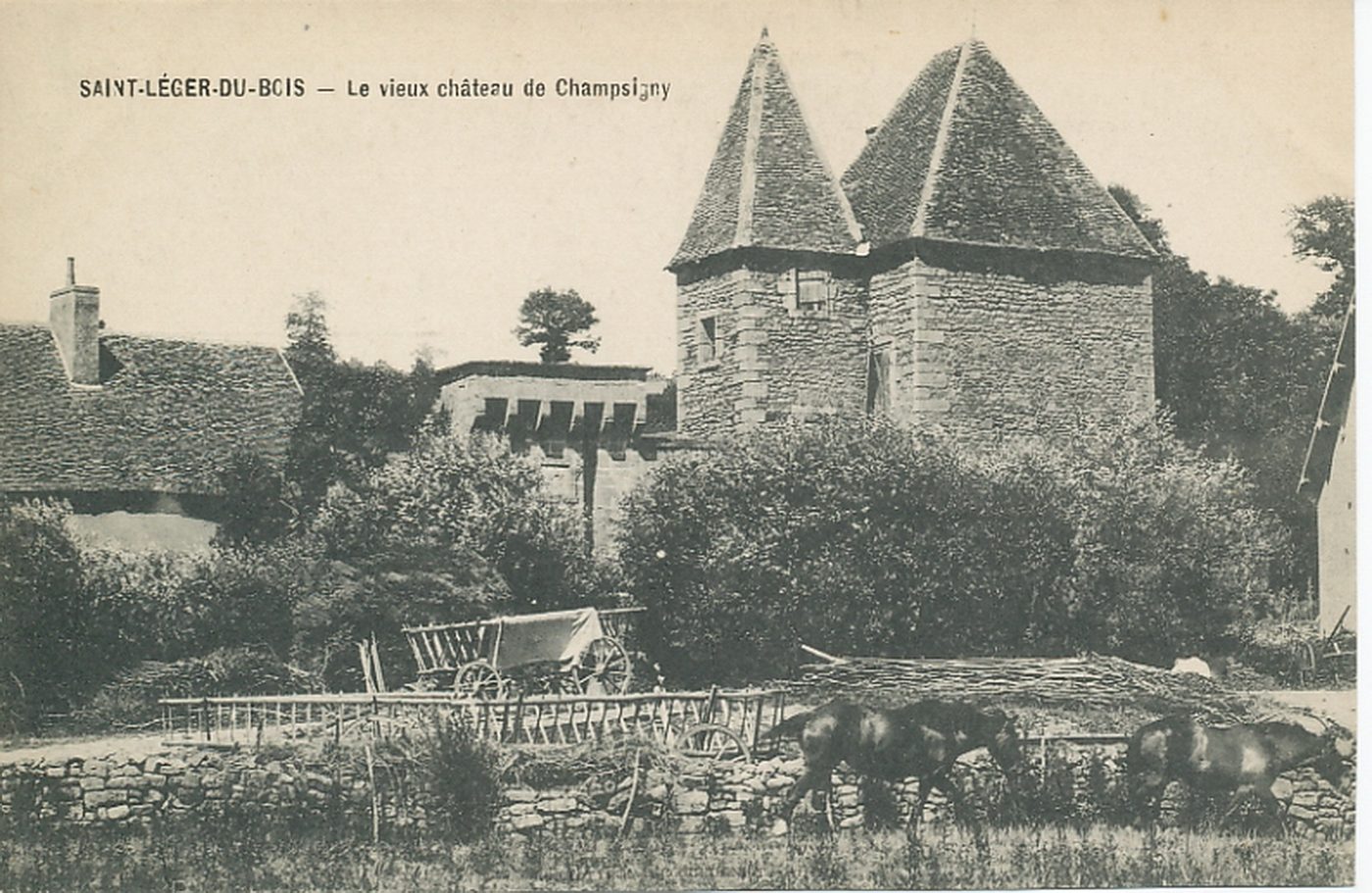 Saint-Léger-du-Bois. Le vieux château de Champsigny.