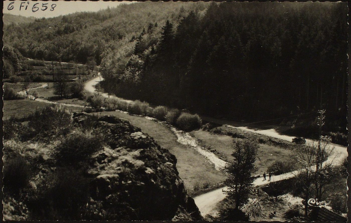 La Selle-en-Morvan. A travers le Morvan, route nationale n°78.