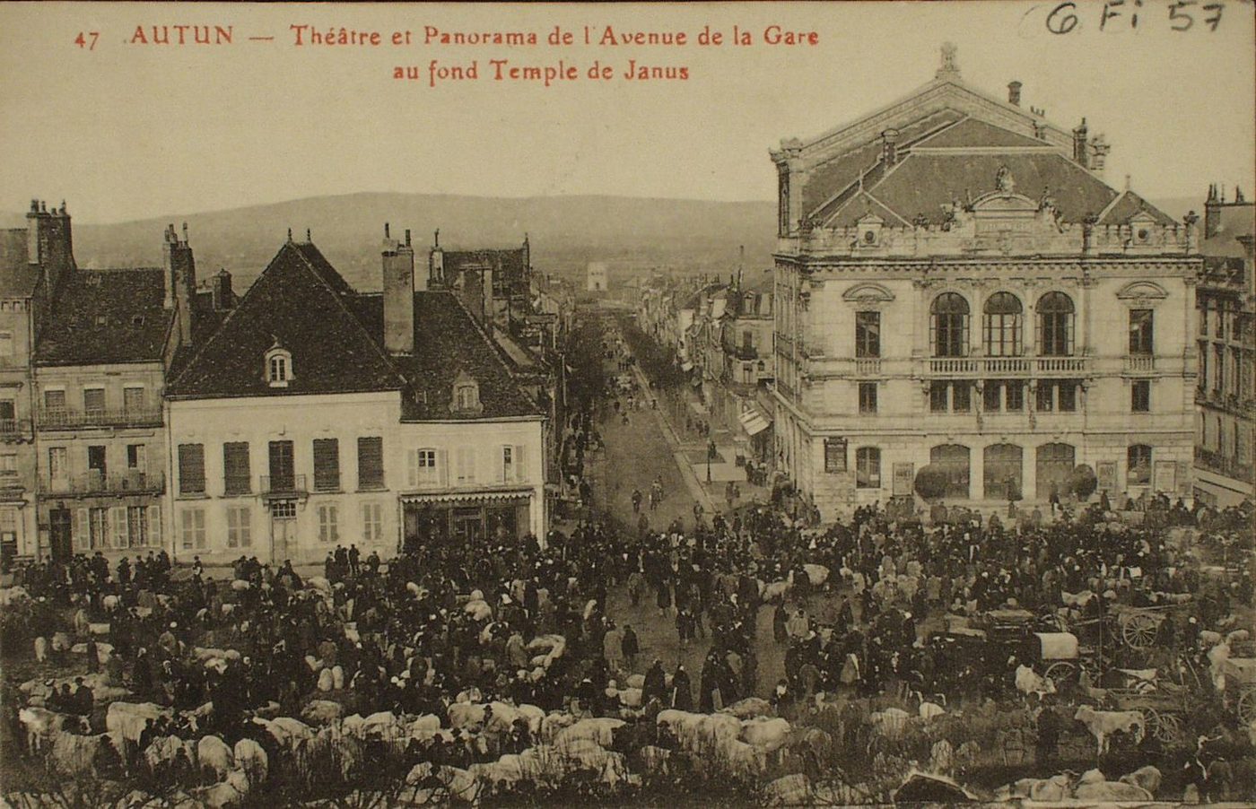 Autun. Théâtre et panorama de l'avenue de la Gare au fond temple de Janus.