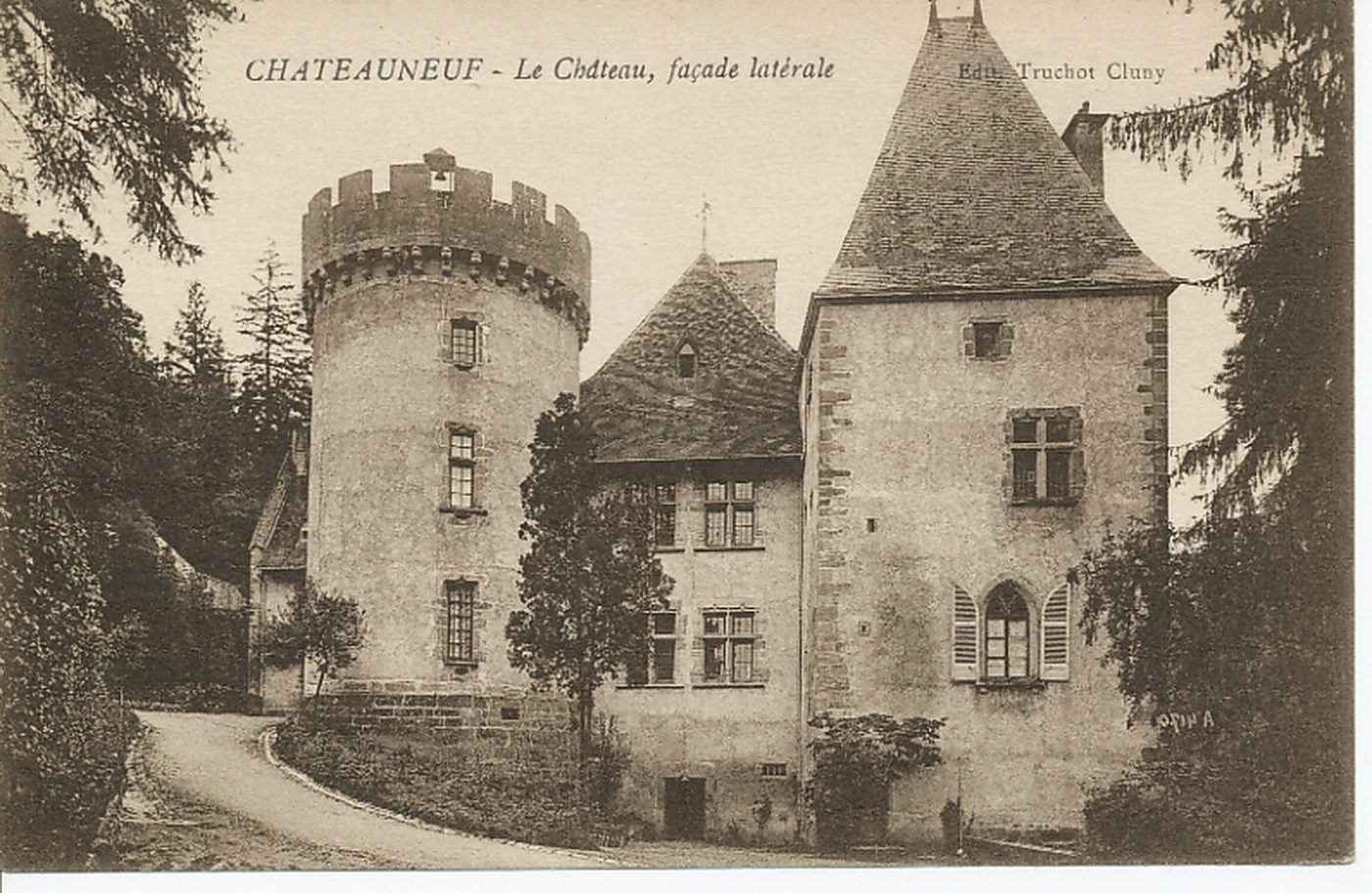 Châteauneuf. Le château, façade latérale.