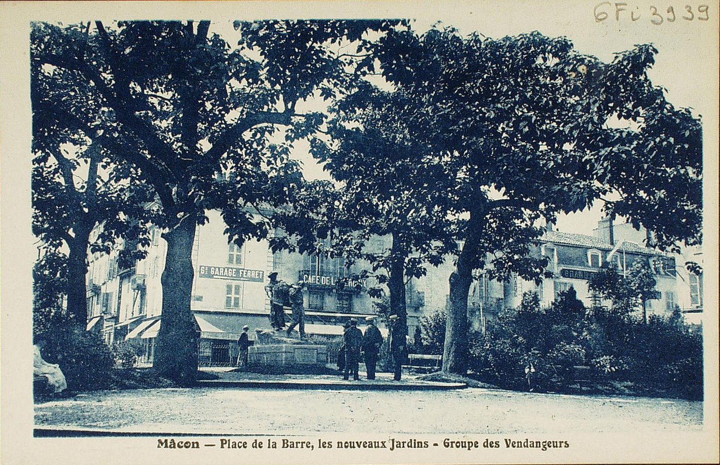 Mâcon. Place de la Barre, les nouveaux jardins. Groupe de vendangeurs