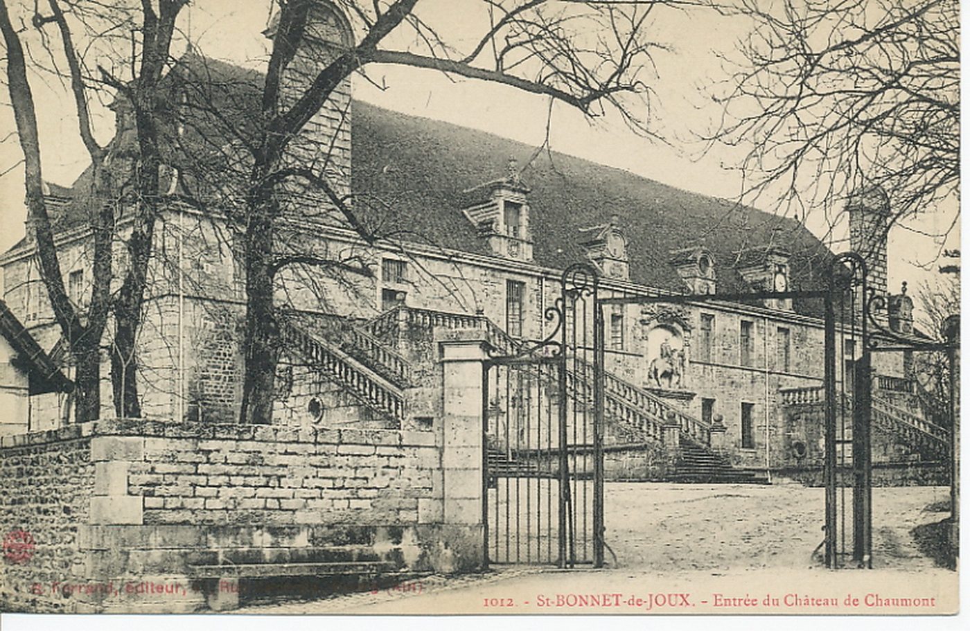 Saint-Bonnet-de-Joux. Entrée du château de Chaumont.
