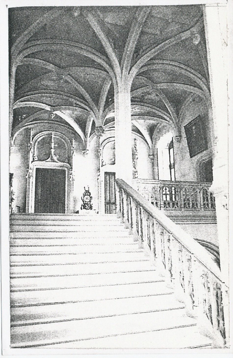 Flamboyance du néo-gothique au château (ISMH, Saône-et-Loire) de Chaumont.