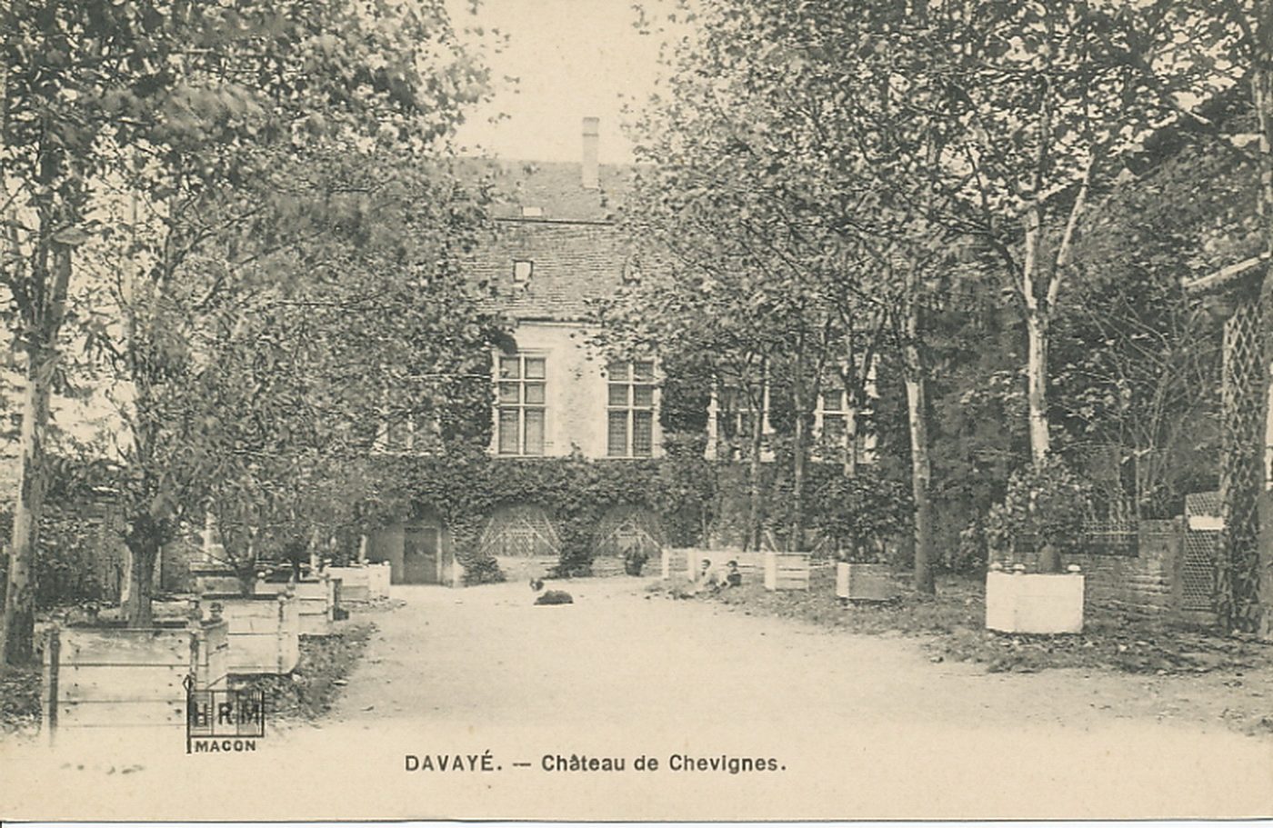 Davayé. Château de Chevignes.