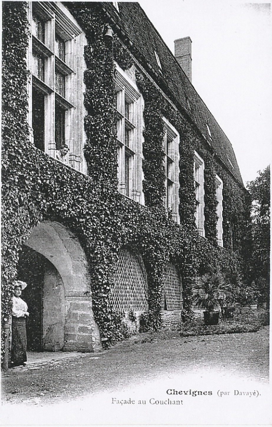 Chevignes (par Davayé). Façade au couchant.