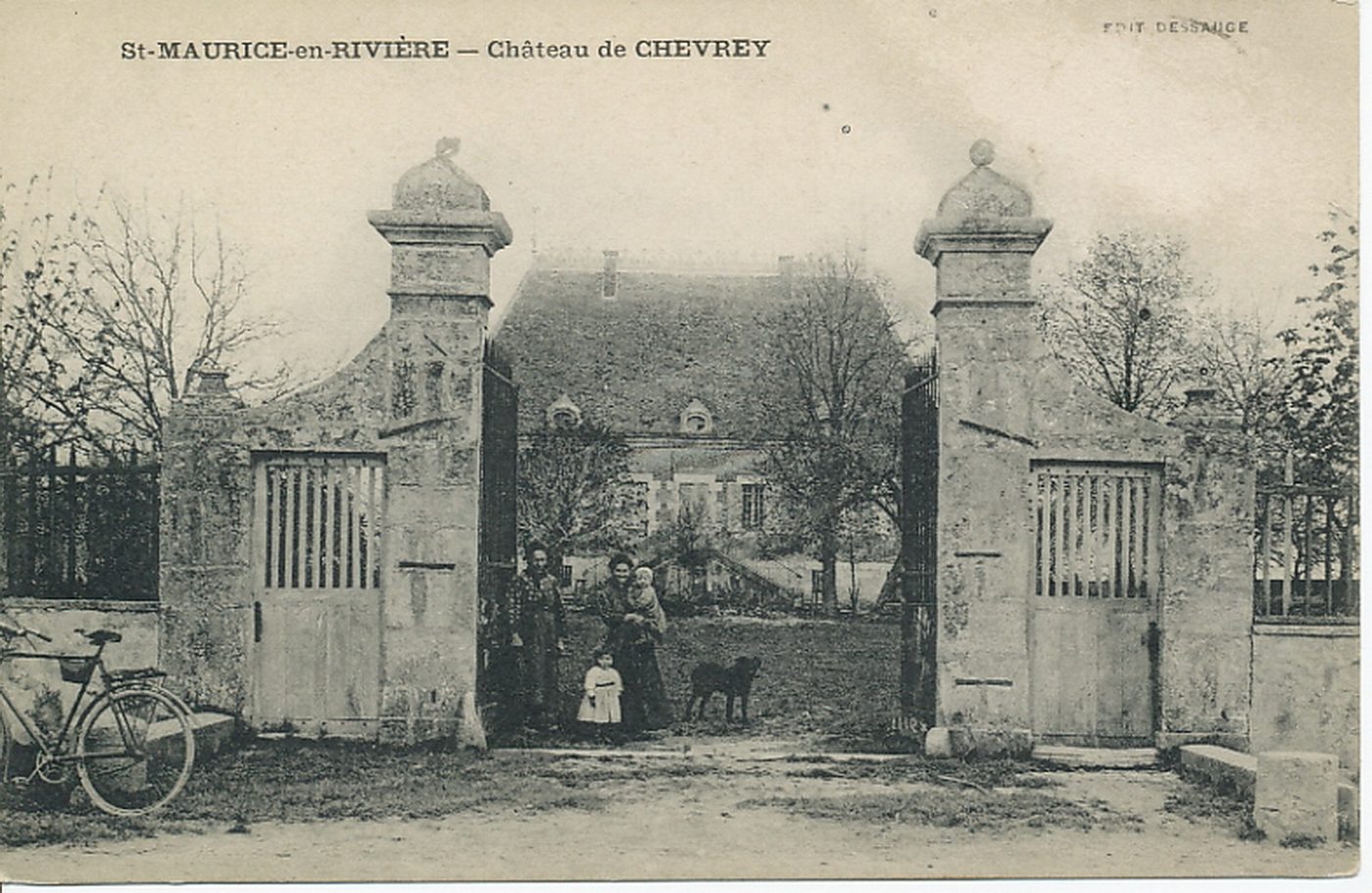 Saint-Maurice-en-Rivière. Château de Chevrey.