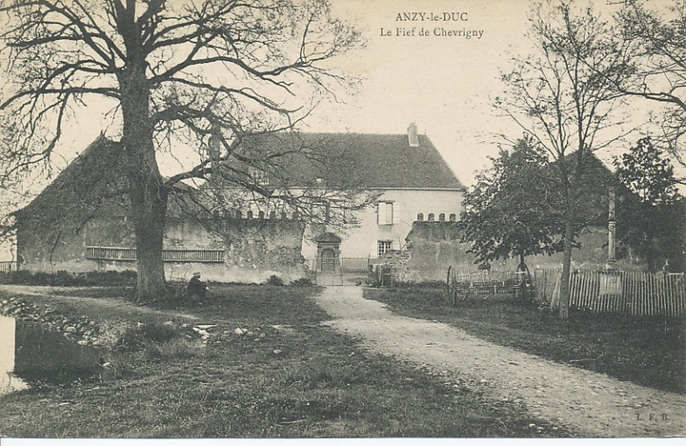 Anzy-le-Duc. Le fief de Chevrigny.