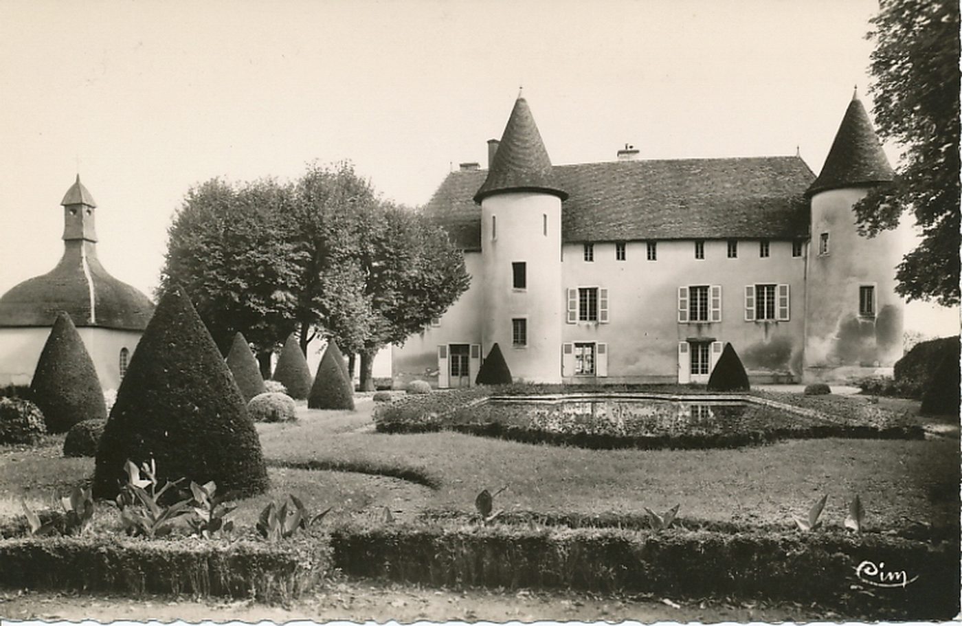 Beaubery. Château de Corcheval et la chapelle.
