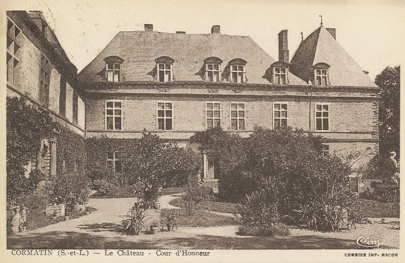 Cormatin. Le château. Cour d'honneur.
