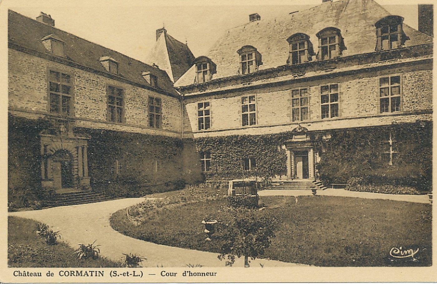 Château de Cormatin. Cour d'honneur.