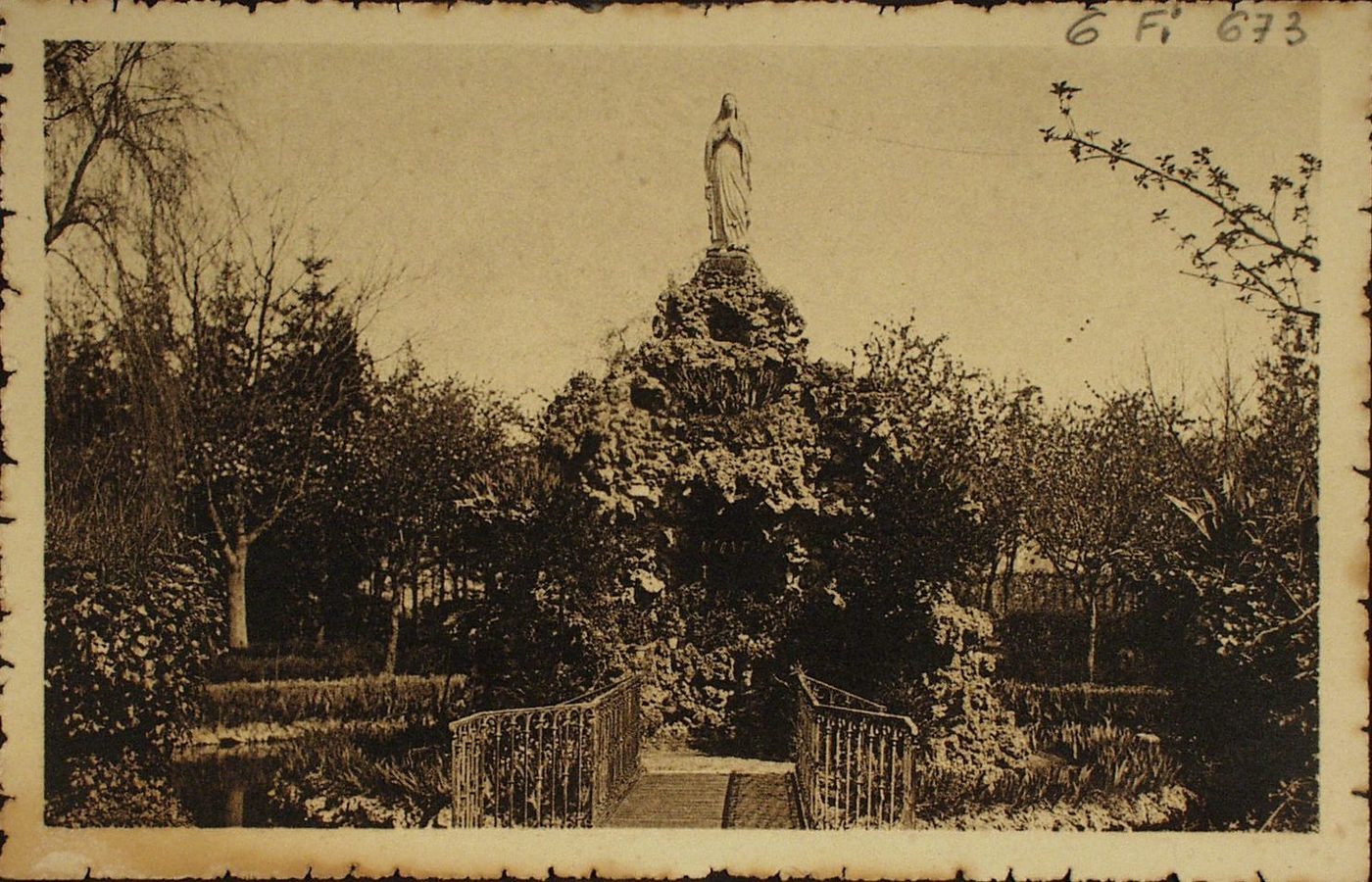 Chagny. Pensionnat Sainte-Marie. La grotte.