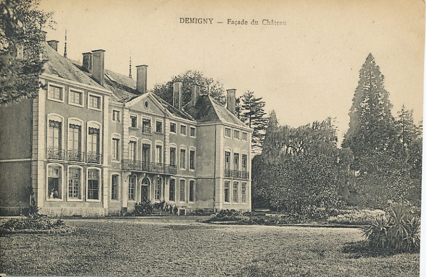 Demigny. Façade du château.