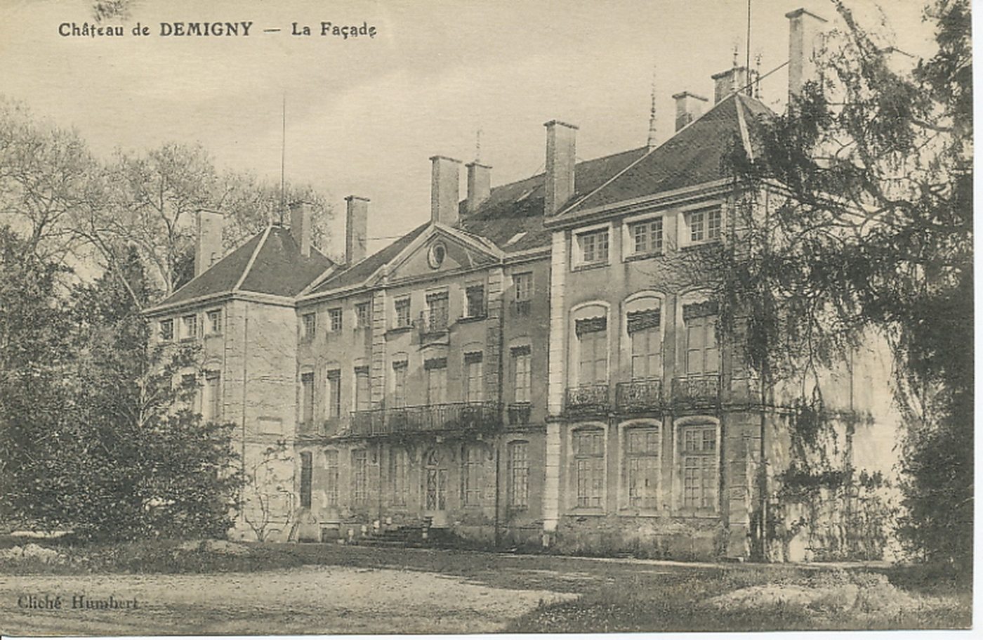 Château de Demigny. La façade.