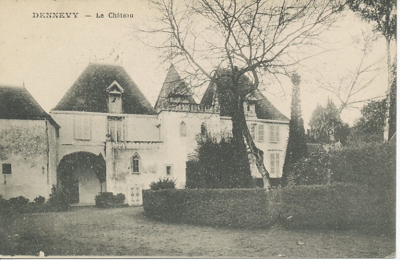 Dennevy. Le château.