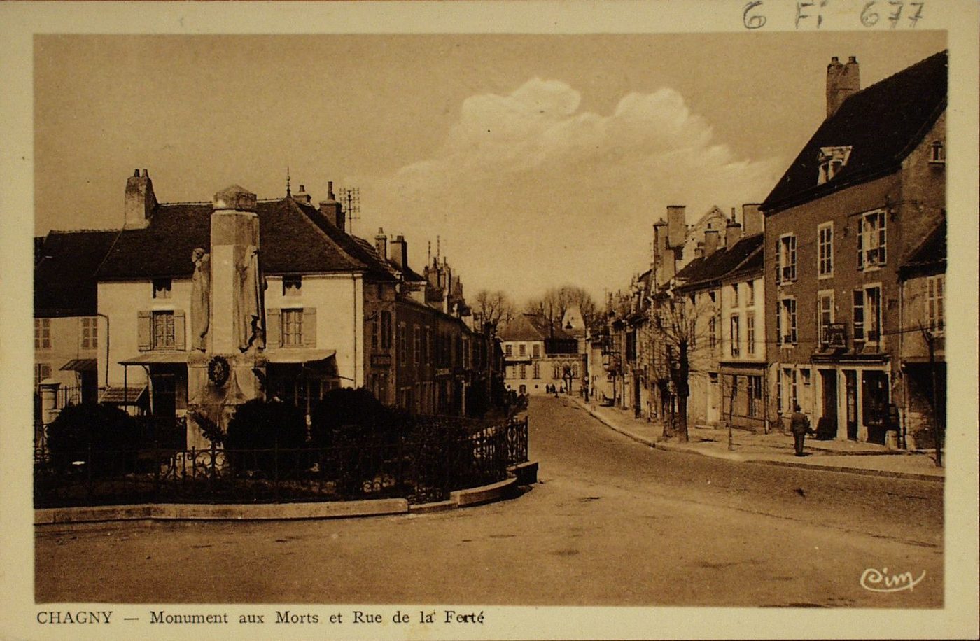 Chagny. Monument aux morts et rue de la Ferté.