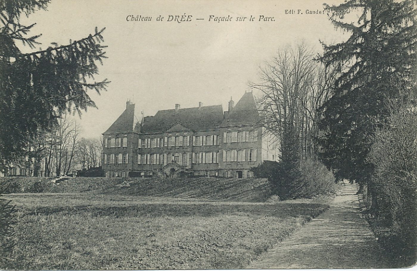 Château de Drée. Façade sur le parc.