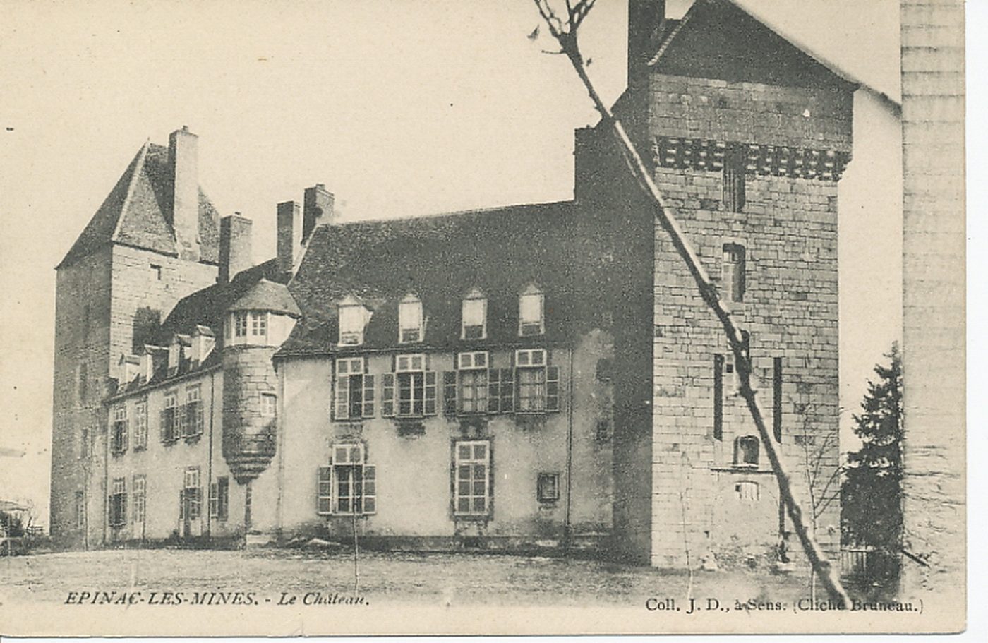 Epinac-les-Mines. Le château.