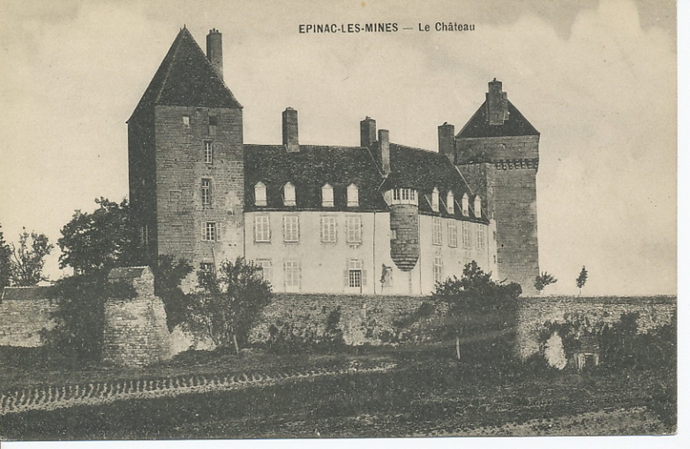 Epinac-les-Mines. Le château.