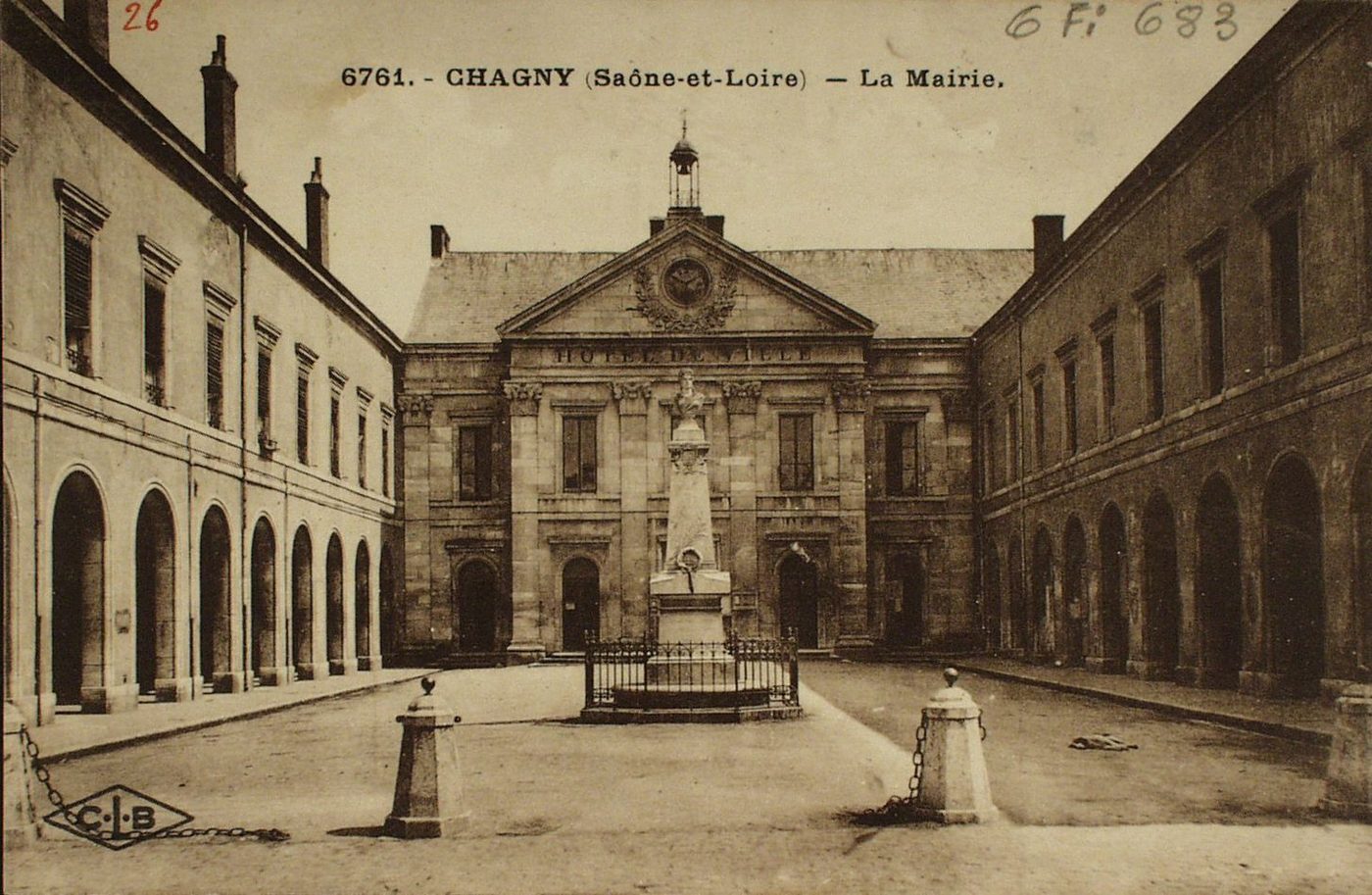 Chagny (Saône-et-Loire). La mairie.