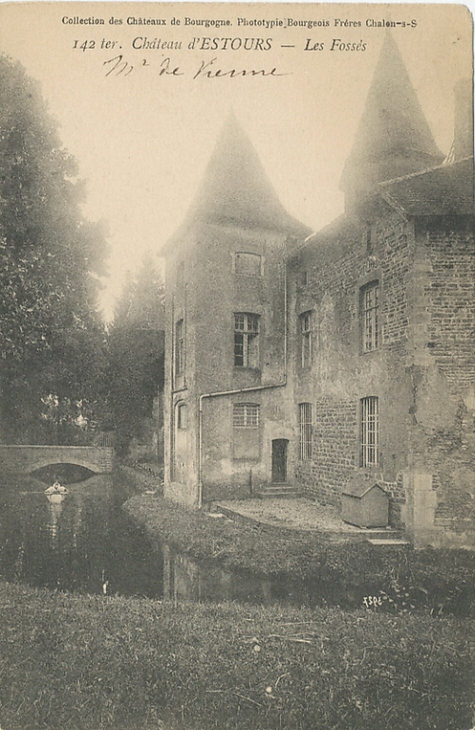 Château d'Estours. Les fossés.