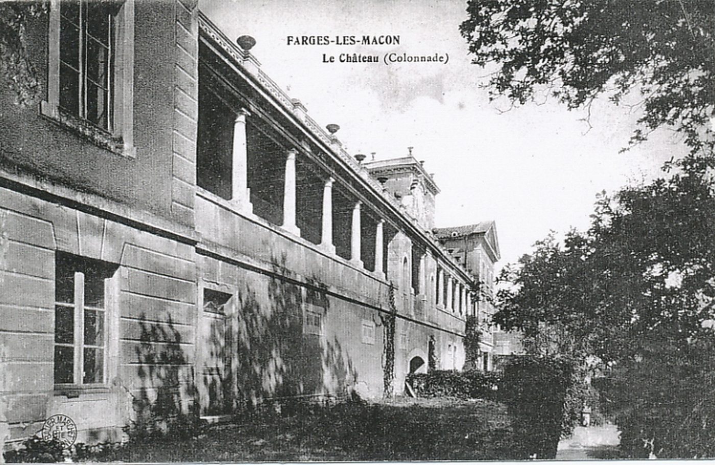 Farges-lès-Mâcon. Le château (colonnade)