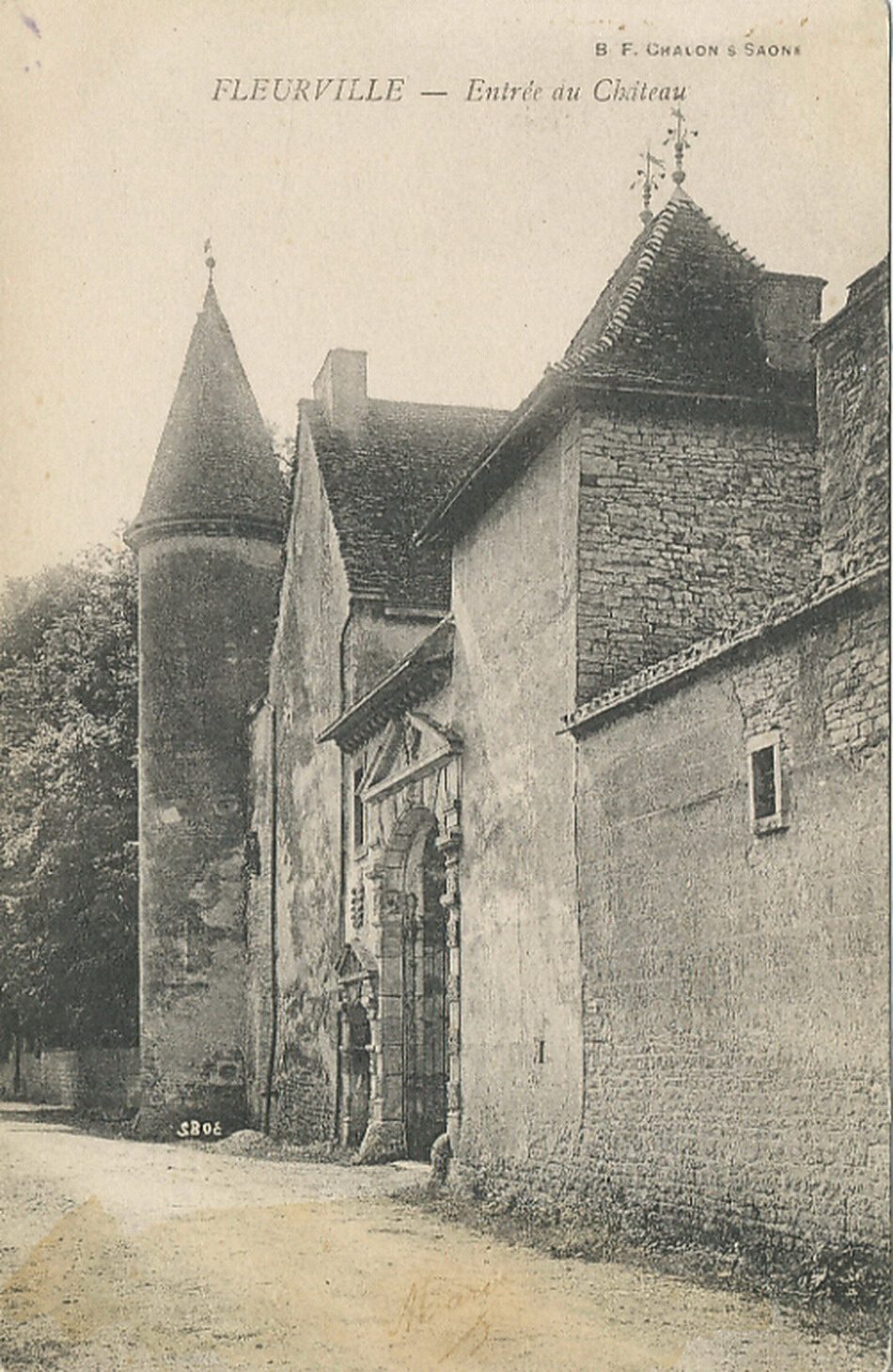 Fleurville. Entrée du château.