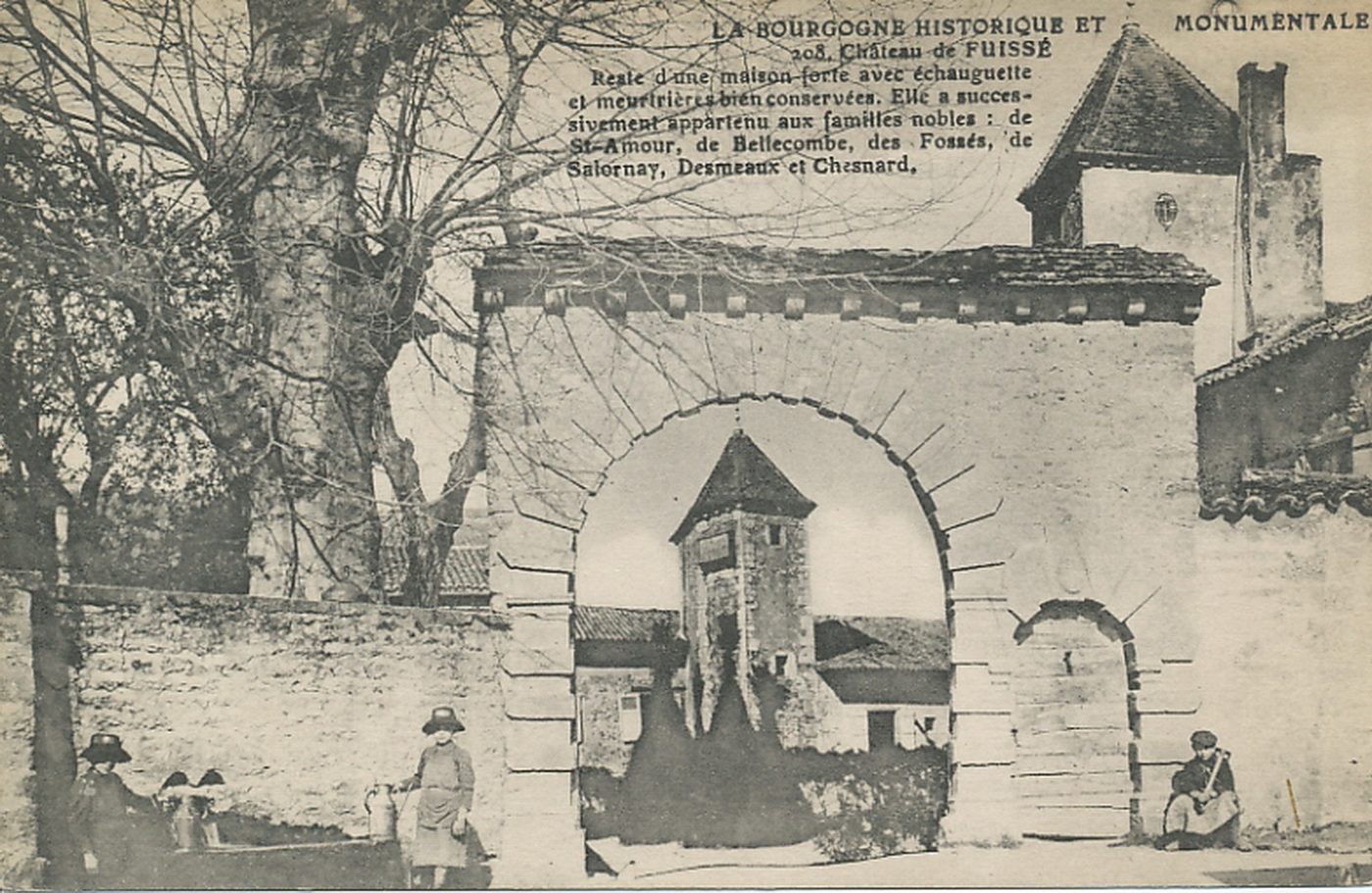 La Bourgogne historique et monumentale. Château de Fuissé. Reste d'une maison forte avec échauguette et meurtrières bien conservées. Elle a successivement appartenu aux familles nobles : de Saint-Amour, de Bellecombe, des Fossés, de Salornay, Desmeaux et Chesnard.