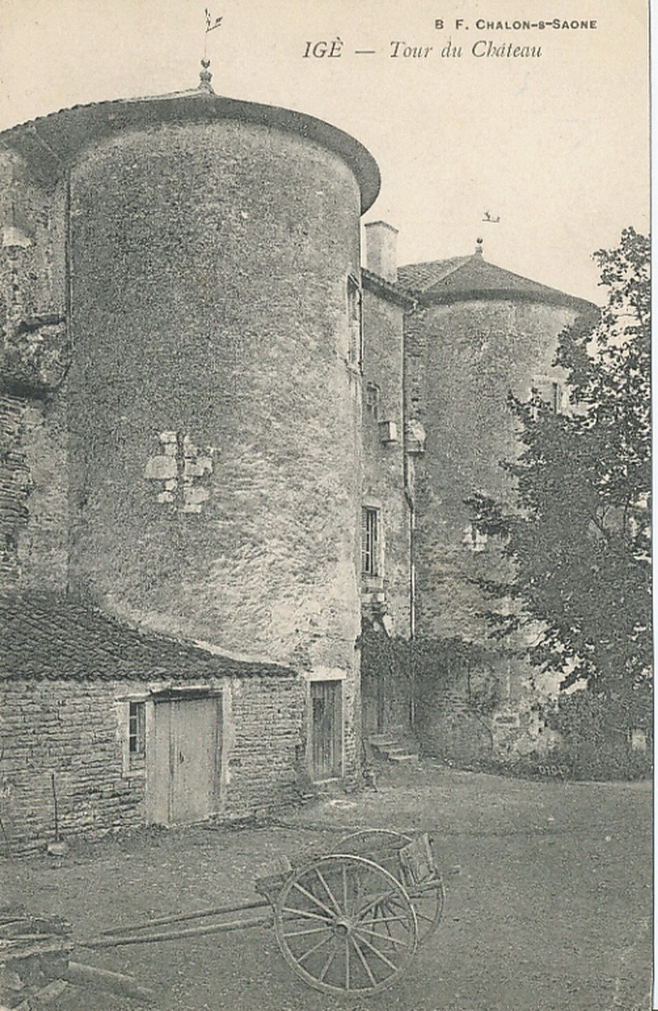Igé. Tour du château.
