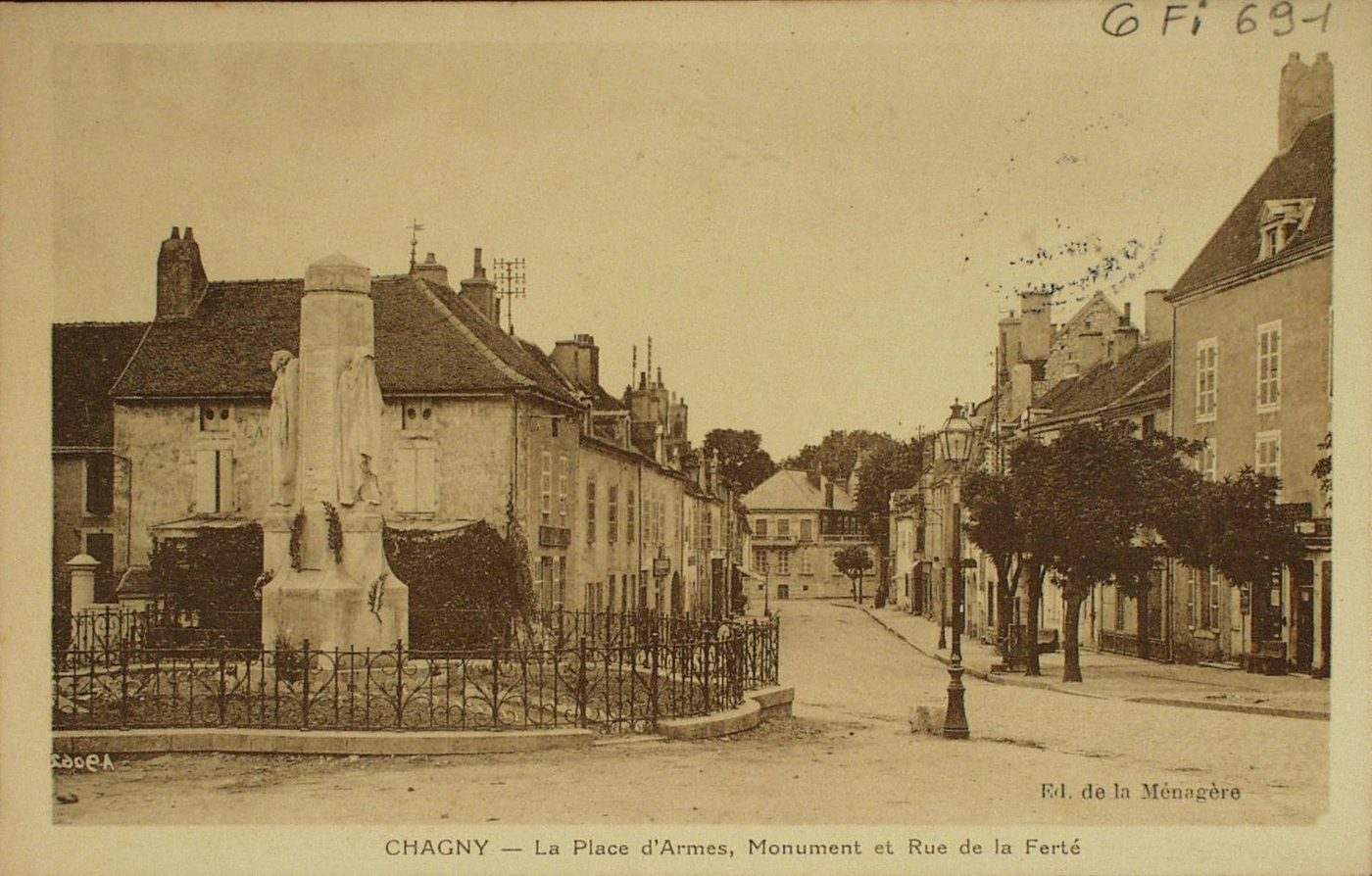 Chagny. La place d'armes, monument et rue de la Ferté.