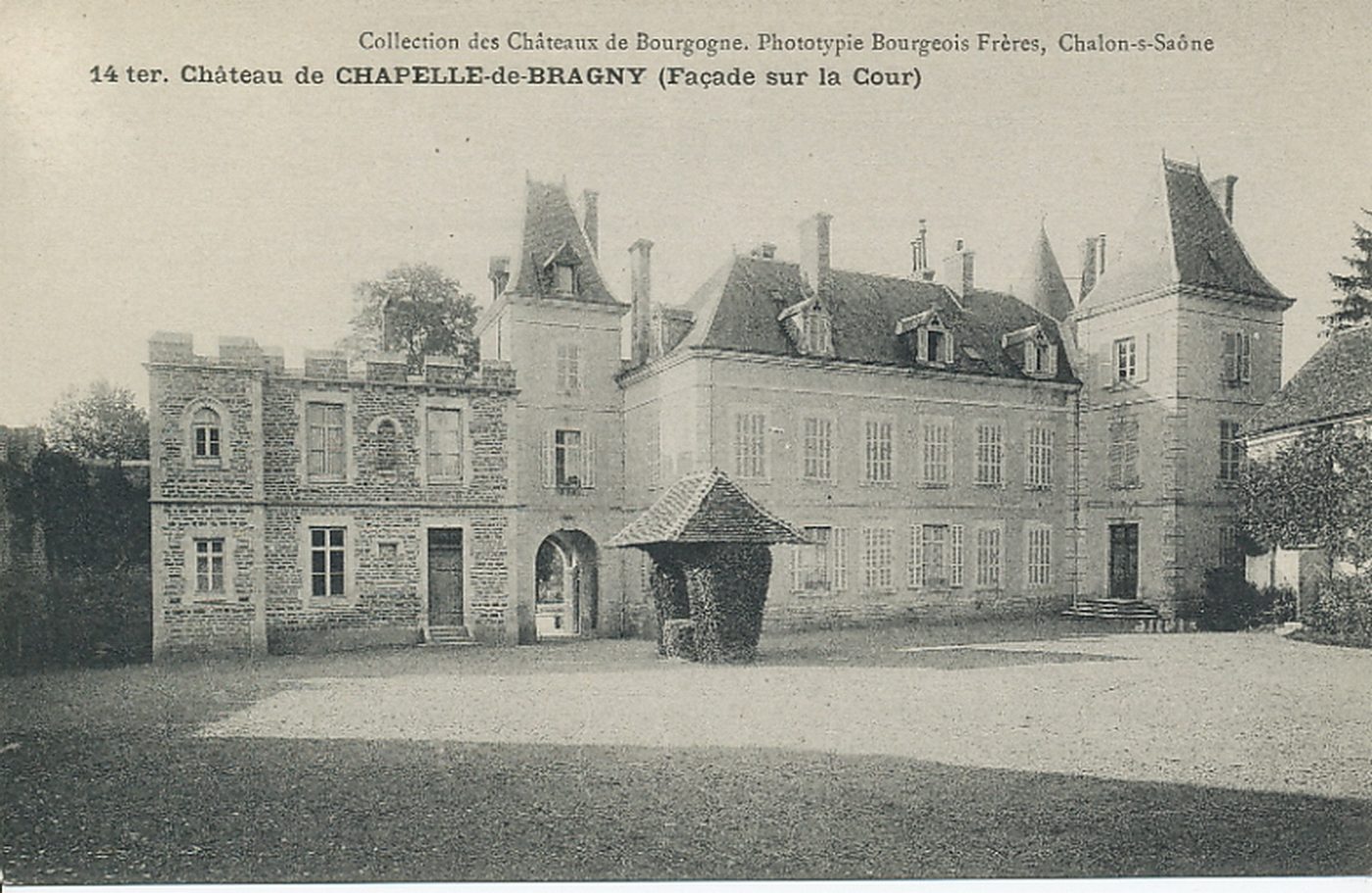 Château de Chapelle-de-Bragny (façade sur la cour).