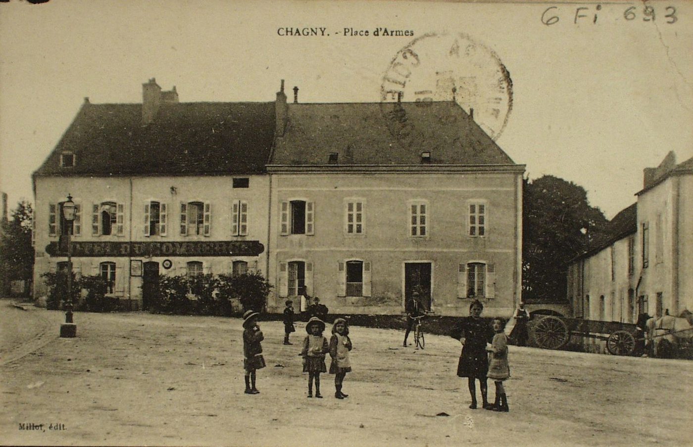 Chagny. Place d'armes.