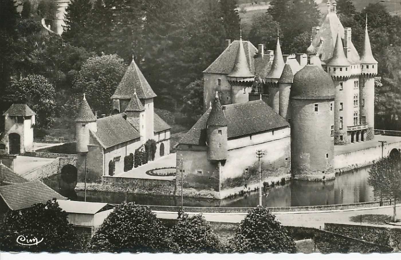 Château de la Clayette. De style Renaissance, XVIe s., le château s'élève au bord d'un lac d'une superficie de 30 hectares.