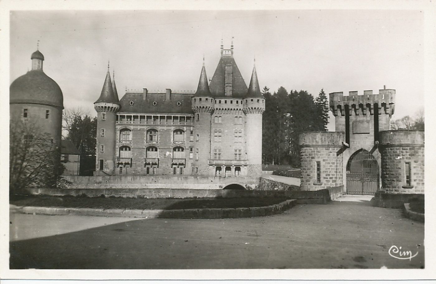 La Clayette. Château de la Clayette et son pont-levis.
