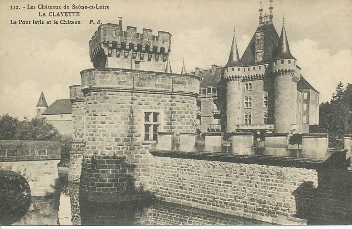Les châteaux de Saône-et-Loire. La Clayette. Le pont-levis et le château.
