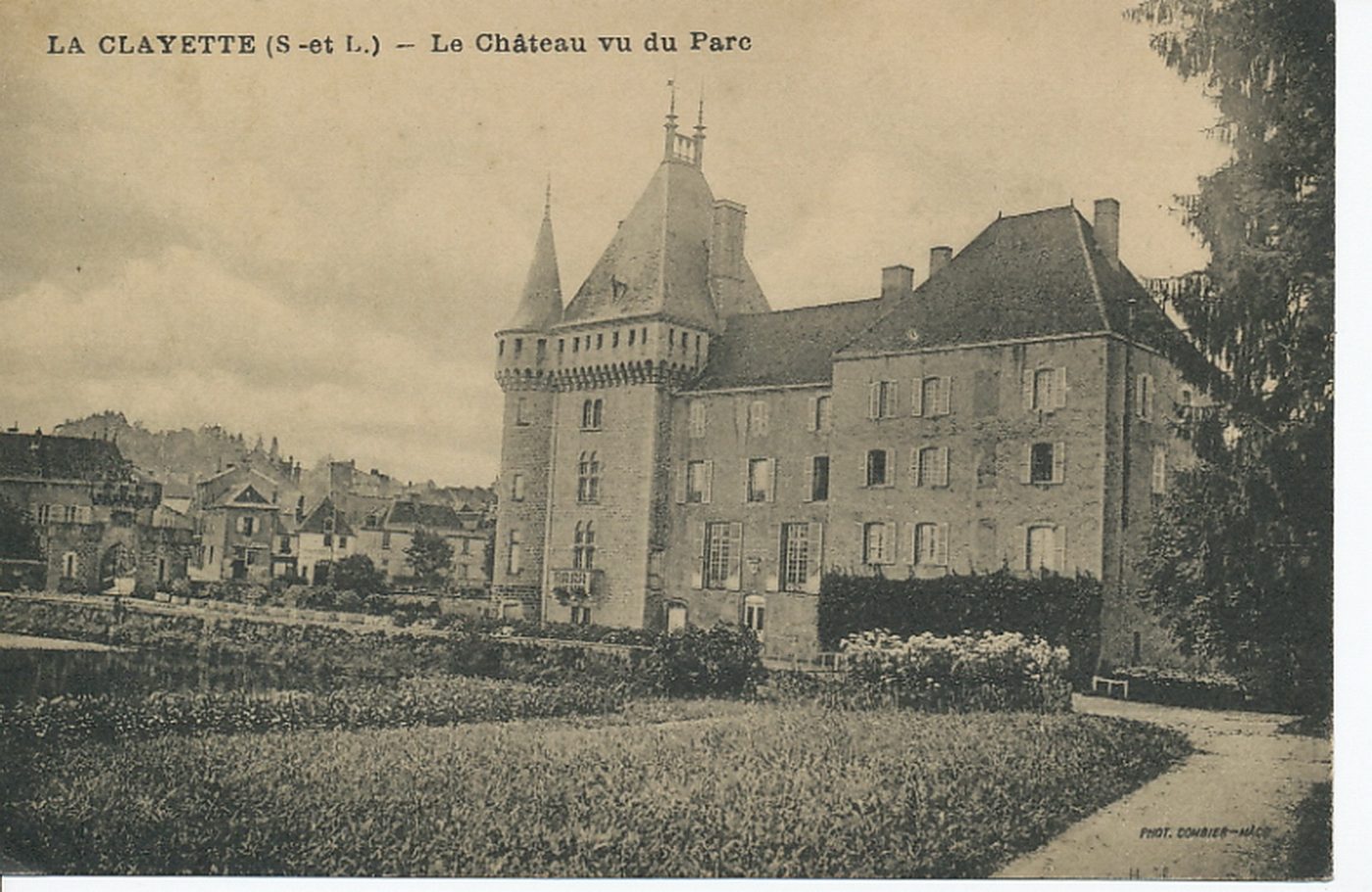 La Clayette. Le château vu du parc.