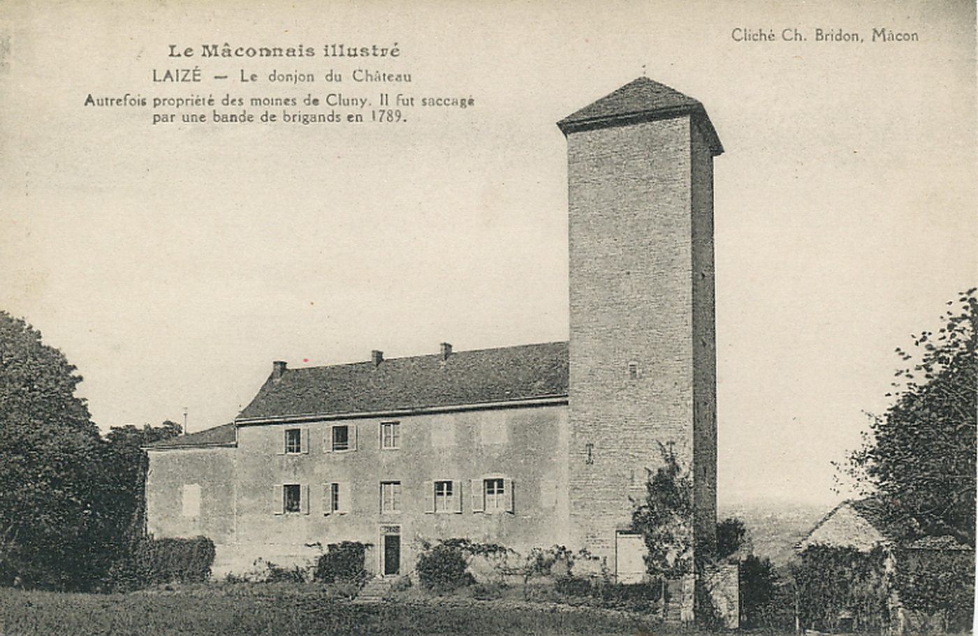 Le Mâconnais illustré. Laizé. Le donjon du château. Autrefois propriété des moines de Cluny. Il fut saccagé par une bande de brigands en 1789.
