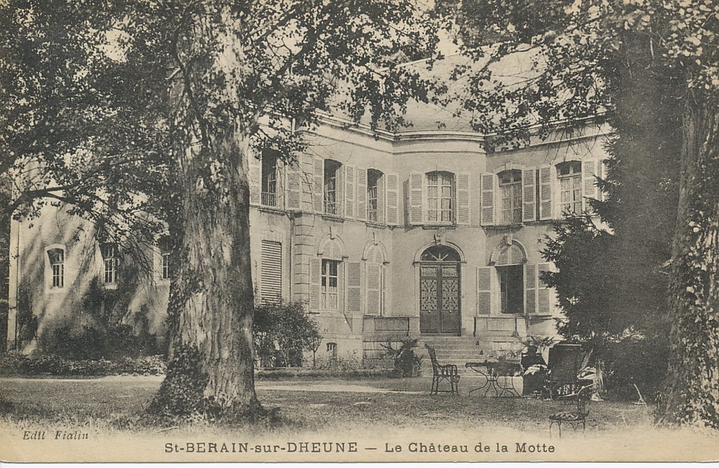Saint-Bérain-sur-Dheune. Le château de la Motte.