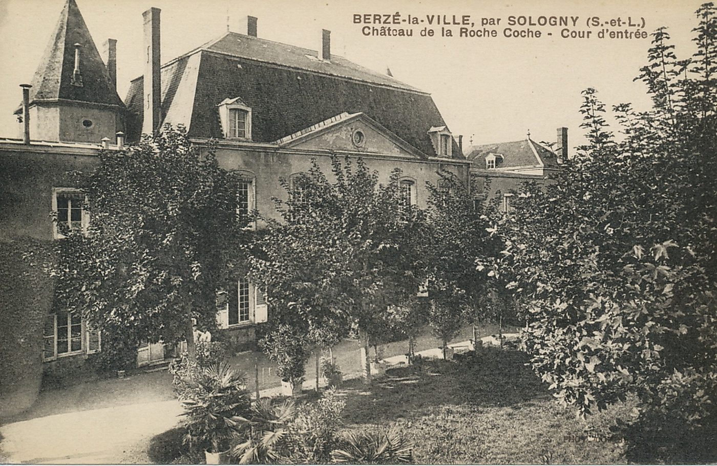 Berzé-la-Ville par Sologny. Château de la Roche Coche. Cour d'entrée.