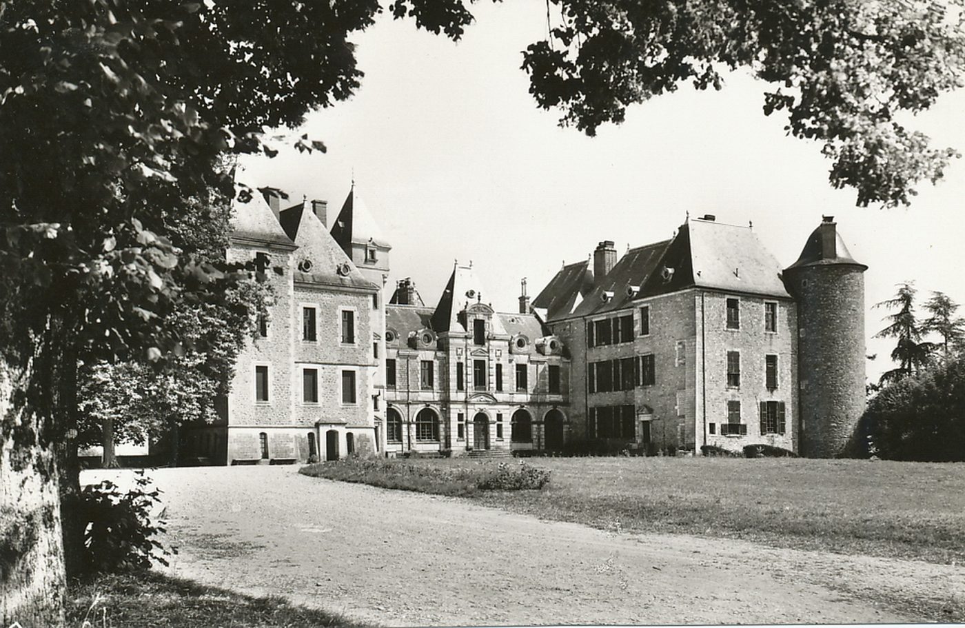 Saint-Maurice-des-Champs. Ecole des Presles. Château de la Rochette.