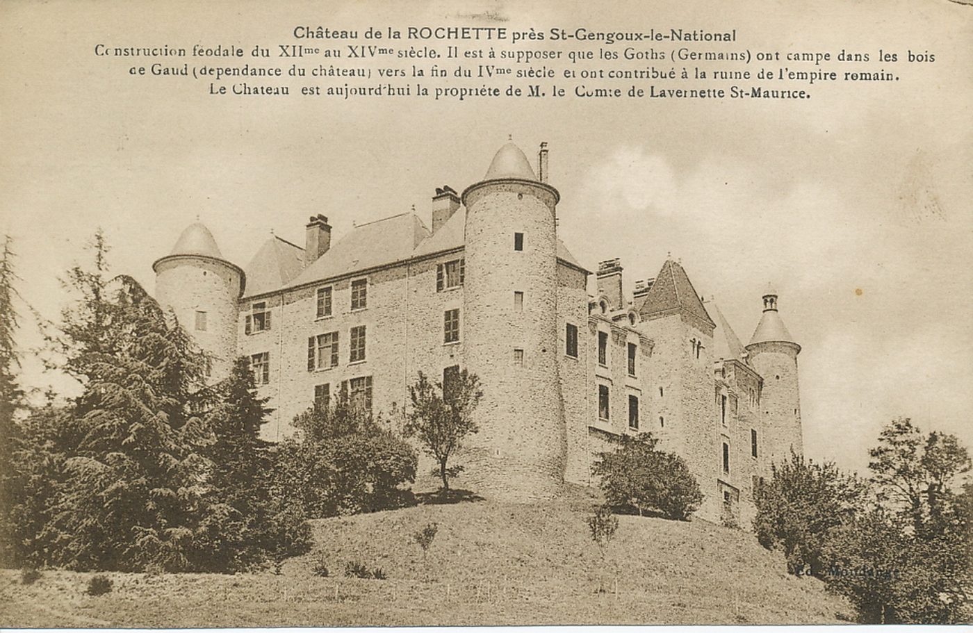 Château de la Rochette près Saint-Gengoux-le-National. Construction féodale du XIIe s. au XIVe s. Il est à supposer que les Goths (germains) ont campé dans les bois de Gaud (dépendance du château) vers le fin du IVe s. et ont contribué à la ruine de l'empire romain. Le château est aujourd'hui la propriété de M. le comte de Lavernette Saint-Maurice.