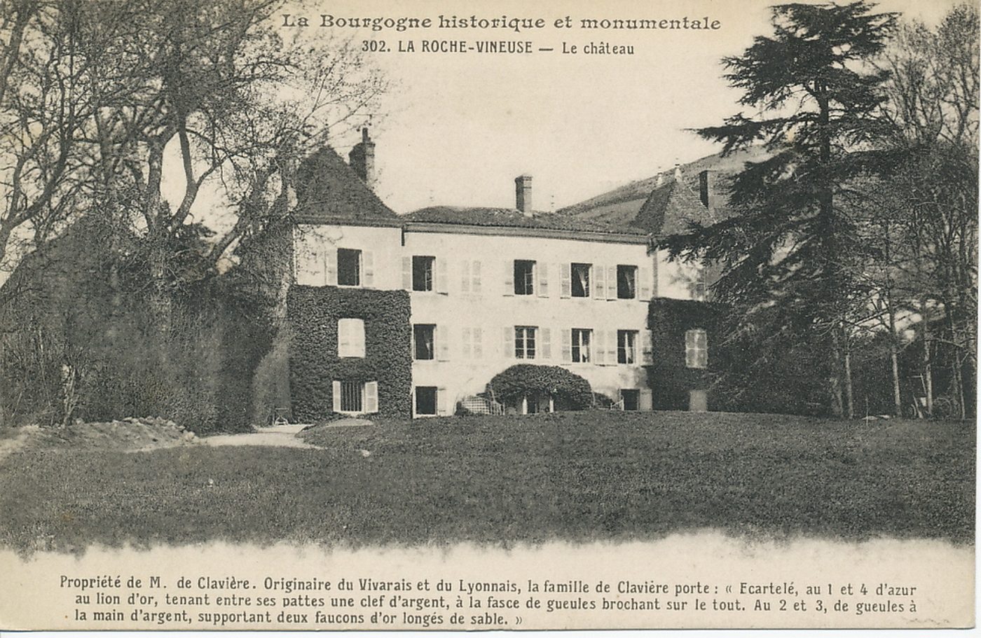 La Bourgogne historique et monumentale. La Roche Vineuse. Le château. Propriété de M. de Clavière. Originaire du Vivarais et du Lyonnais, la famille de Clavière porte : " écartelé, au 1 et 4 d'azur au lion d'or, tenant entre ses pattes une clef d'argent, à la fasce de gueules brochant sur le tout. Au 2 et 3, de gueules à la main d'argent, supportant deux faucons d'or longés de sable".