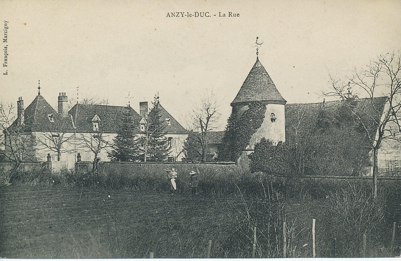Anzy-le-Duc. La rue.