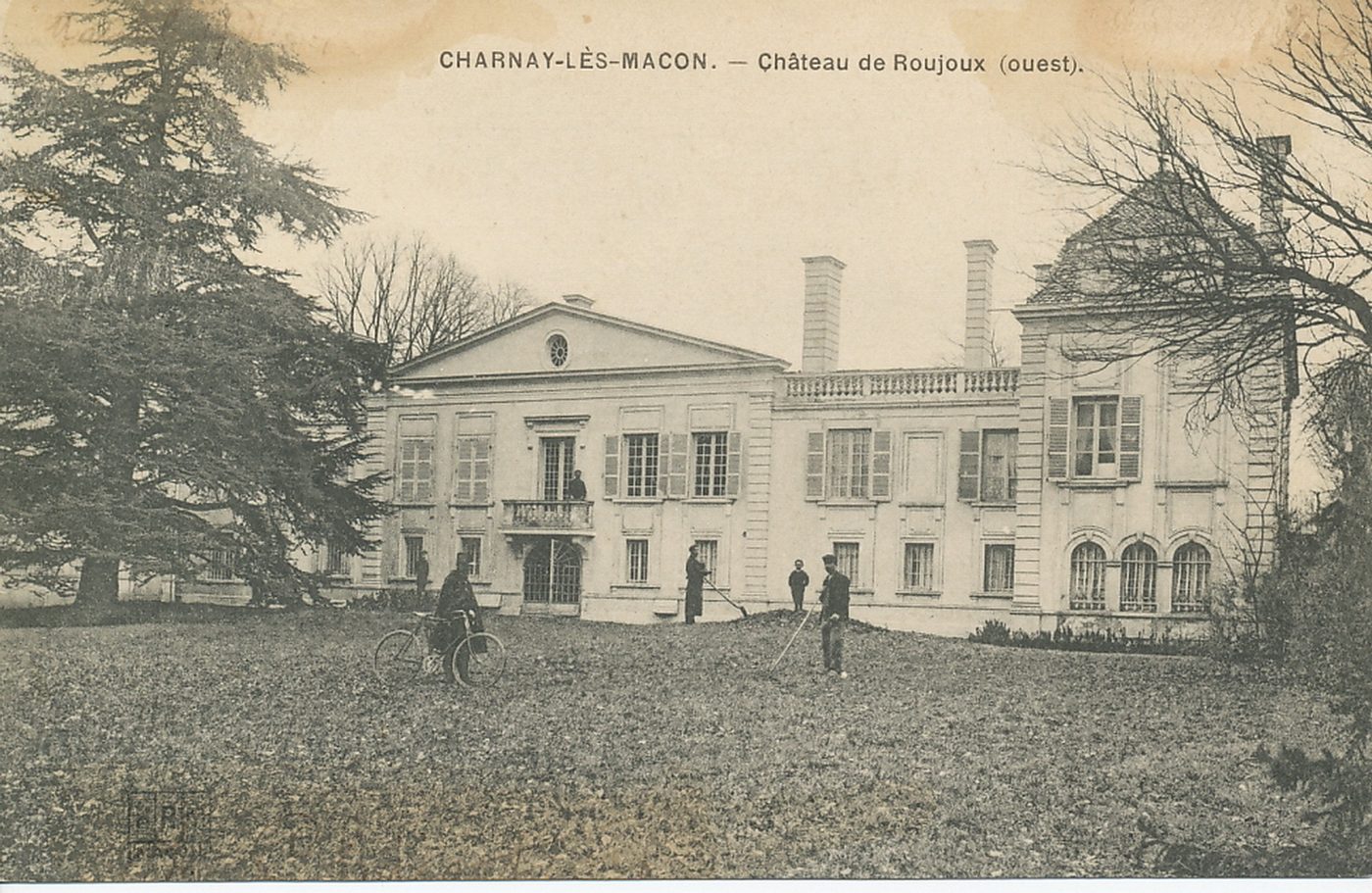 Charnay-lès-Mâcon. Château de Roujoux (ouest).